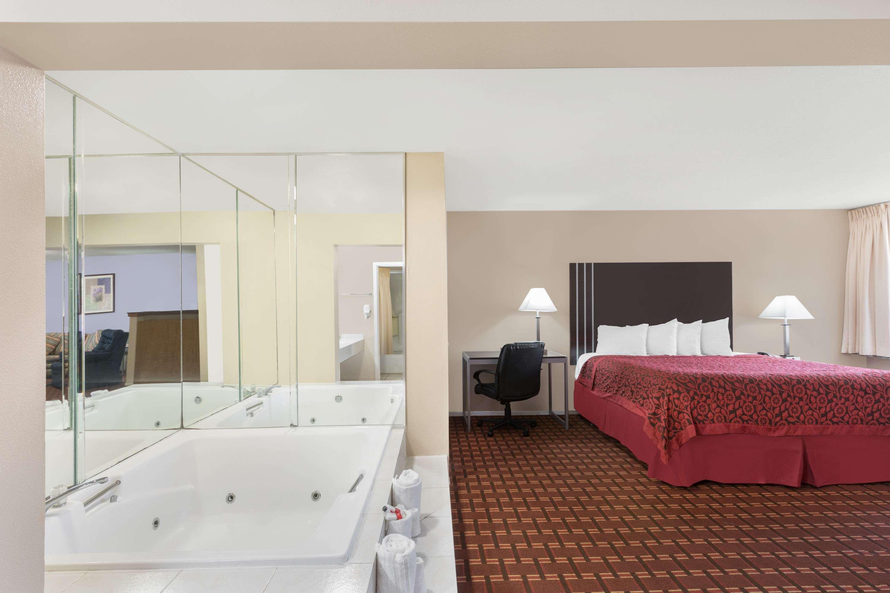Days Inn By Wyndham College Station University Drive Esterno foto