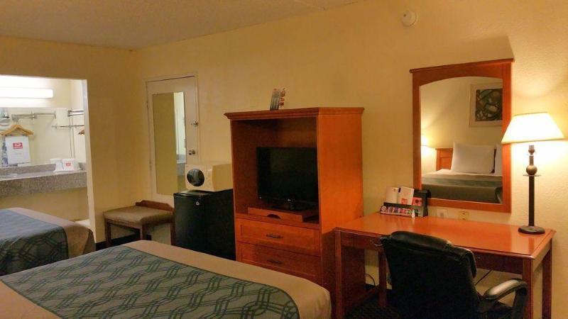 Days Inn By Wyndham College Station University Drive Esterno foto