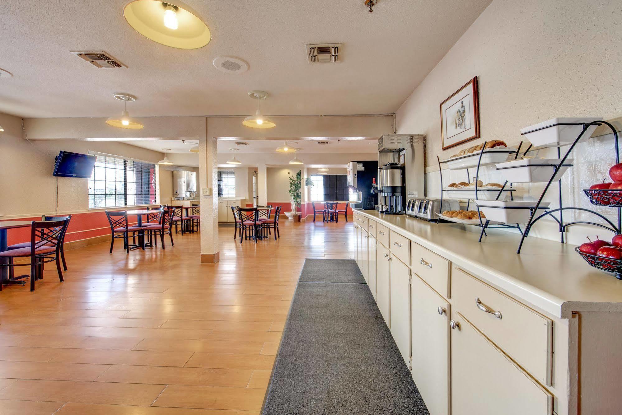 Days Inn By Wyndham College Station University Drive Esterno foto