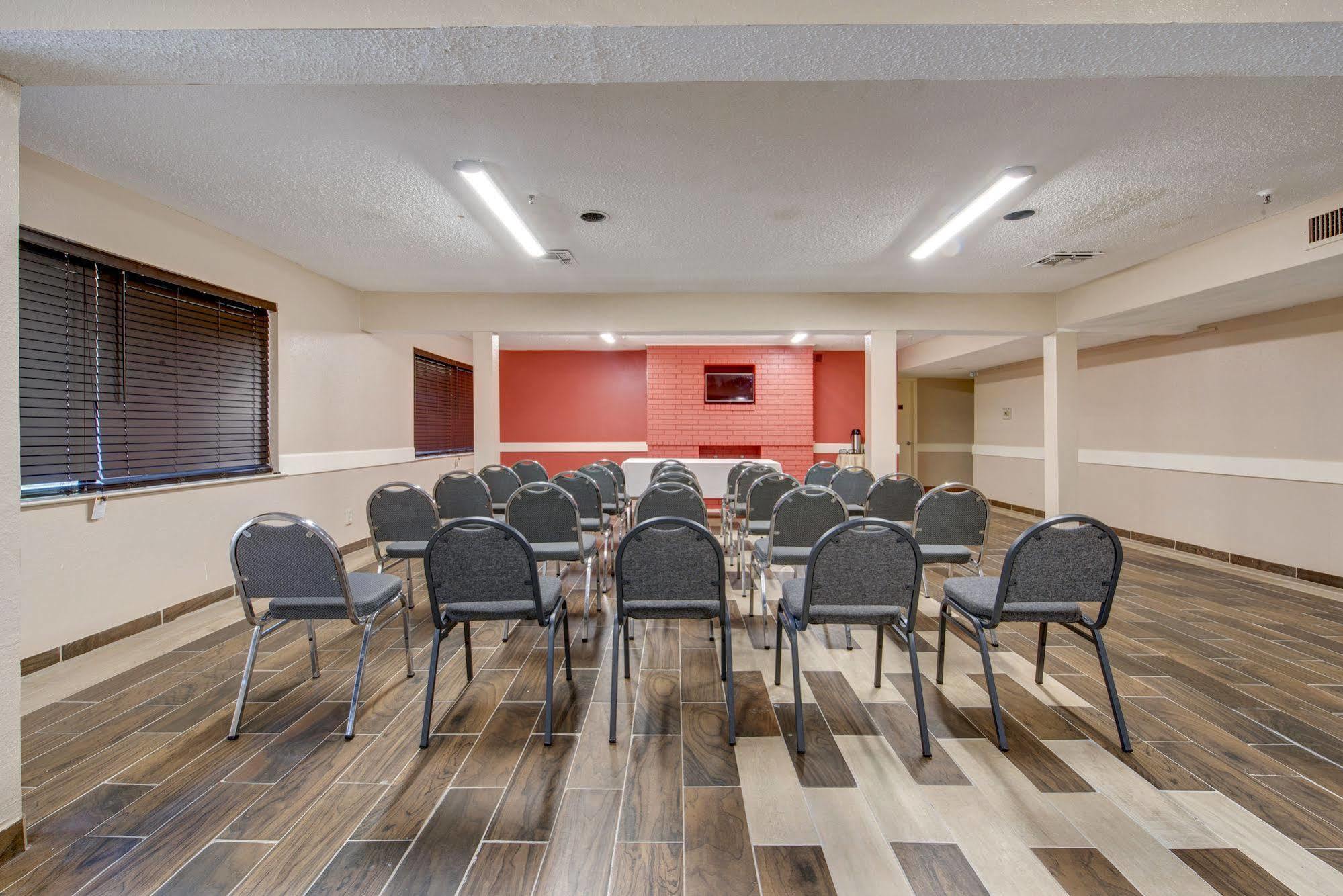 Days Inn By Wyndham College Station University Drive Esterno foto